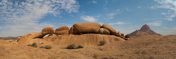 Скальная арка в пустыне Намиб в окрестностях инзельберга Спицкопп (справа на заднем плане)