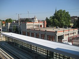 Bahnhofsgebäude mit Bahnsteig (2012)