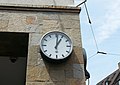 Telenorma-Wanduhr in Freiburg im Breisgau am Bertoldsbrunnen Stadtmitte, Bild vom Mai 2018