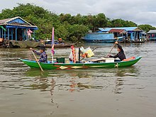 Ujuv küla Tonle Sabil, esiplaanil paadis asuv pood