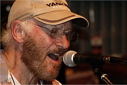 Tony Sheridan esiintymässä vuonna 2004.