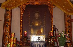 Estatua de Bà Triệu en el interior del templo.