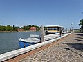 Ponton des vaporetti. De l'autre côté du canal, Mazzorbetto.