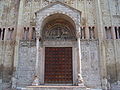 San Zeno, Verona, ima verando, značilno za Italijo. Kvadratna vrata so okrašena z mozaikom. Na obeh straneh so marmorni reliefi, ki prikazujejo Izgon iz Raja in Kristusovo življenje.