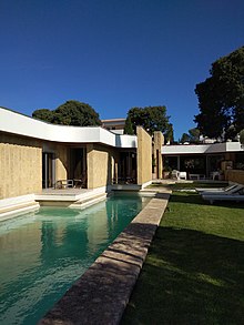 Villa Roche, piscine et façade sud en béton brut et pierre du Pont du Gard.