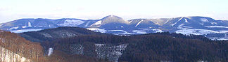 Blick auf die Westflanke des tschechischen Teils des Rabengebirges mit dem Královecký Špičák ungefähr in der Bildmitte