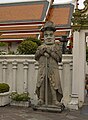 Una de las estatuas de guardianes chinos.
