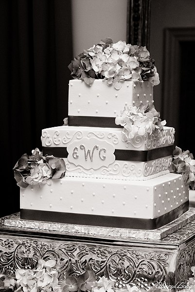 File:Wedding Cake with Hydrangeas.jpg