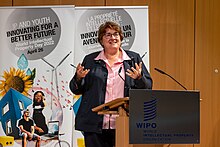 Catherine Jewell, oficial principal de Información, División de Información y Difusión por Medios Digitales, anuncia los ganadores de la edición 2022 del Concurso de Video para Jóvenes con motivo del Día Mundial de la Propiedad Intelectual.