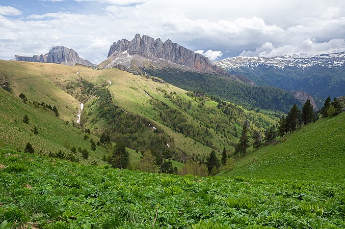 圖為阿謝什波克山嶽和希沙河上游，位於西高加索的阿迪格。此山嶽地形代表了西高加索在中生代早期的演變。阿迪格共和國的行政實體原型最早是在1922年7月22日制定的。