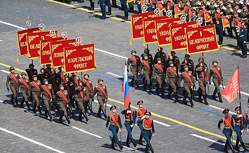 士兵持衛國戰爭結束時10個方面軍的旗幟入場