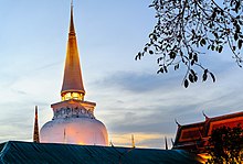 La ĉefa chedi ĉe Wat Phra Mahathat.