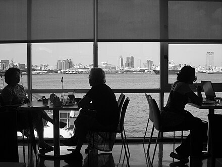 從旗津的海邊咖啡廳可飽覽高雄港的景色
