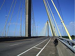 Die Clark Bridge hat zwei Fahrstreifen und einen Fahrradstreifen pro Richtung