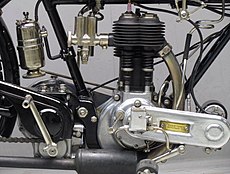 Latere modellen kregen een mechanische Pilgrim-oliepomp op het carter. De bevestigingsbouten en de stelbout van de versnellingbak zijn hier goed zichtbaar.