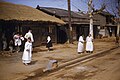 Ancianas esperando un autobús en Seúl tras la Guerra de Corea (1953)