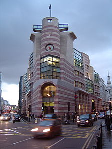 "No 1 Poultry" — офісна та комерційна будівля в Лондоні, спроектовано Джеймсом Стірлінгом (1997)