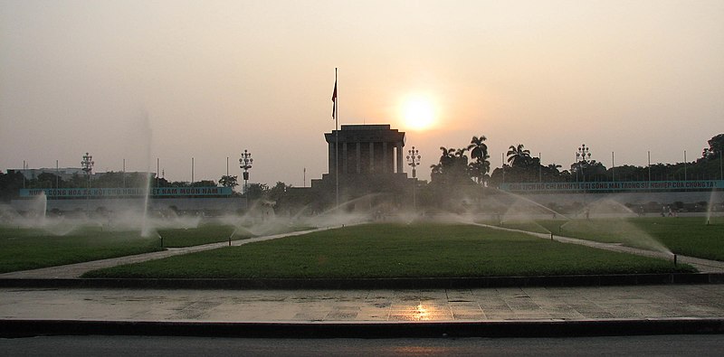 http://upload.wikimedia.org/wikipedia/commons/thumb/0/09/Ba_Dinh_Square_2007.jpg/800px-Ba_Dinh_Square_2007.jpg