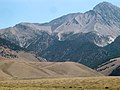 Gunung Borah dan tubir sesarnya di mana ia terbentuk ketika gempa bumi pada tahun 1983