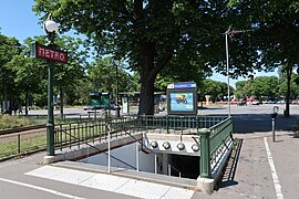 Métro Porte d'Auteuil.