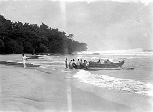 Ngeusi muatan di basisir Sawarna, Lebak