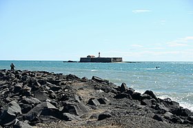 Vue de l'île et du fort de Brescou depuis la jetée du Cap-d'Agde.