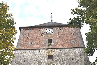 Le donjon portant la date de construction: 1614.