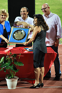 ראש עיריית ראשון לציון דב צור מעניק מגן הוקרה לאסתר רוט-שחמורוב, בערב חנוכת אצטדיון האתלטיקה העירוני (ראשון לציון)