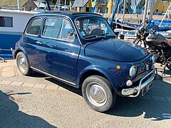 Une Fiat 500 sur un quai du port du Palais à Belle-Île-en-Mer.