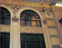 L'atrio sopra le piattaforme del treno di rapido transito per Five Points (stazione MARTA), Atlanta, presenta la facciata originale del Palazzo Eiseman, che era stata demolita per far posto alla stazione nel 1975.