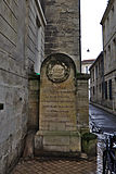 La fontaine éponyme se trouve passage Robert Picqué.