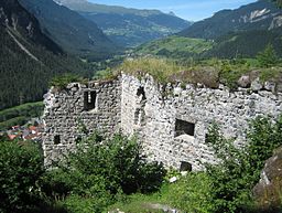 En del av ruinen efter borgen Greifenstein som övergavs på 1500-talet. T.v. skymtar byn Filisur.