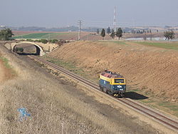 קטר משא בודד מדגם JT42CW נע על מסילת חלץ, סמוך למושב שדה דוד