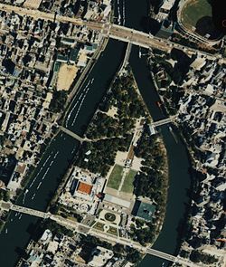 平和記念公園。国土交通省 国土地理院 地図・空中写真閲覧サービスの空中写真を基に作成。