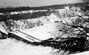 Puente colapsado por un presa de hielo en el río Niágara (vista desde el lado canadiense)