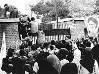 Кризис с заложниками в Иране - иранские студенты подошли к посольству США в Тегеране.
