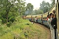 Pranpučeni vlak na prugi kroz dolinu Kangra