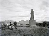 Øysteinstatuen skuer utover Kabelvåg sentrum, Smedvika og Vestfjorden. Foto: Kanstadsamlinga ved Nordlandsmuseet