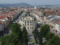 Изглед от Hlavná ulica (Главна улица) с катедралата „Света Елисавета“ с Държавния театър на Кошице (сградата в центъра)