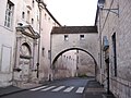 La rue du Collège et l'Arc.