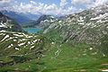 Zürsersee, im Hintergrund die Valluga (2.809 m) und die Roggspitze (2.747 m)