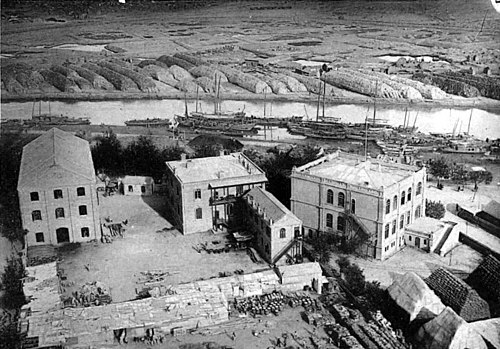 Les jonques sur le Peï-Ho, à Tien-Tsin. - Le bâtiment qui figure sur ce cliché est la Municipalité-Française