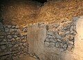 Lindenhof'ta yeraltında bulunan Roma dönemi kalıntıları: önde bir evin duvar örülmüş penceresi, arkada kale duvarı kalıntıları