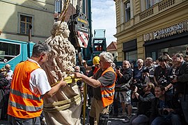 Příprava sochy před vyzdvižením