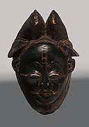 Masque ikwara. Punu. 19e-début 20e siècle. Bois, pigments 46 x 21 x 16,5 cm[17].