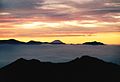 山頂からの富士山と朝焼け。農鳥岳と塩見岳の間に見える