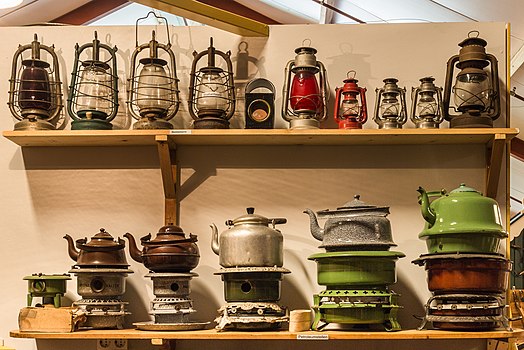 Lampe petrolejke i posuđe za kuvanje na petrolej iz muzeja mlina De Wachter u Holandiji, u provinciji Drente. Nekada masovno u upotrebi, ovakve lampe i posuđe i danas se mogu videti u domaćinstvima u predelima bez električne energije