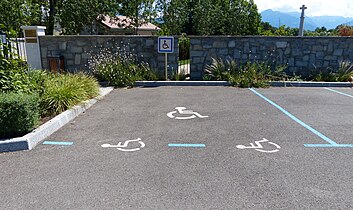 CE14 signalant une place de stationnement réservée aux handicapés.