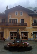 Plaza con decoración sobre la Vía Francígena.