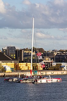 Le voilier quitte le port de Saint Malo toutes voiles baissées